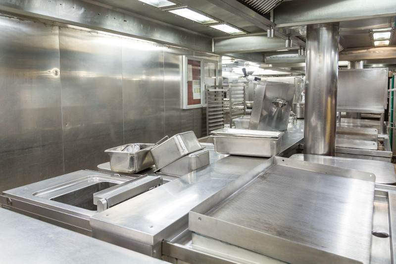 https://www.hoodmart.com/media/wysiwyg/Hoodmart/commercial-kitchen-with-stainless-steel-wall-panels.jpg